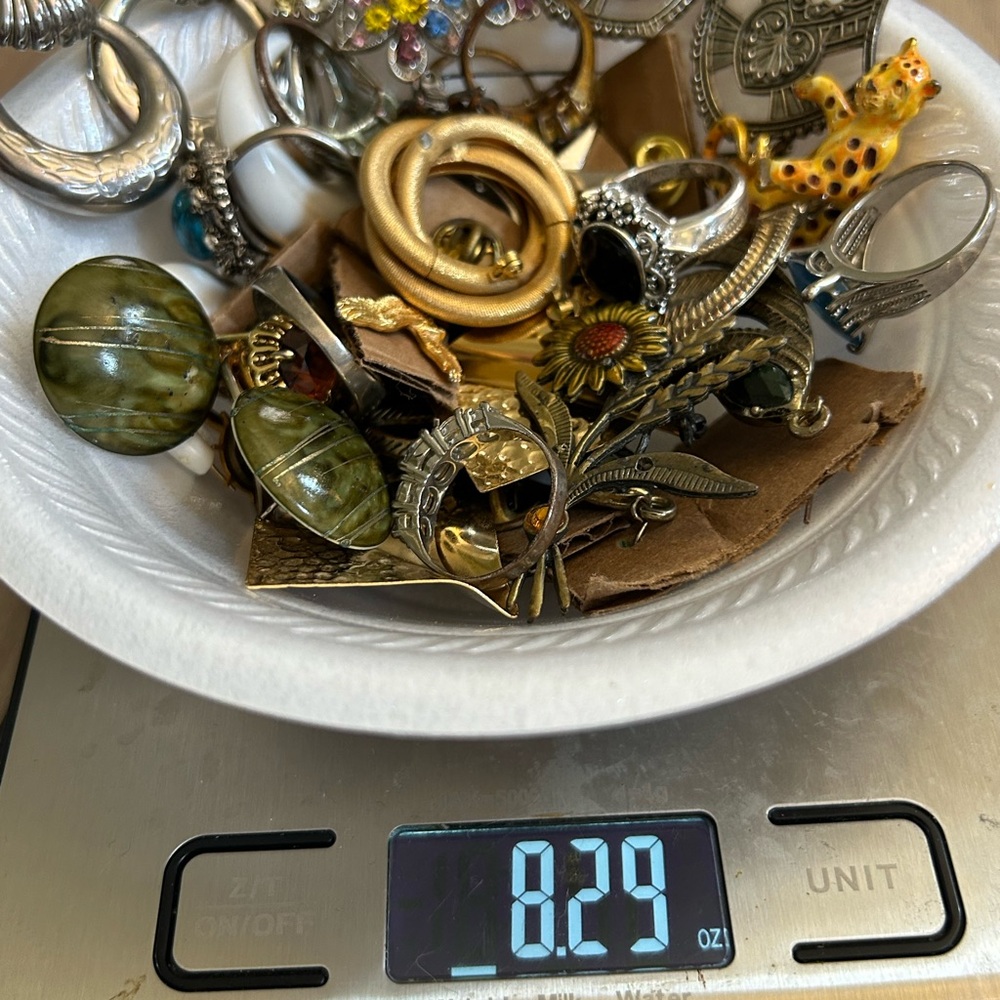 8 oz wearable costume jewelry lot 11 rings 4 vintage earrings & 7 pins +4 brooch